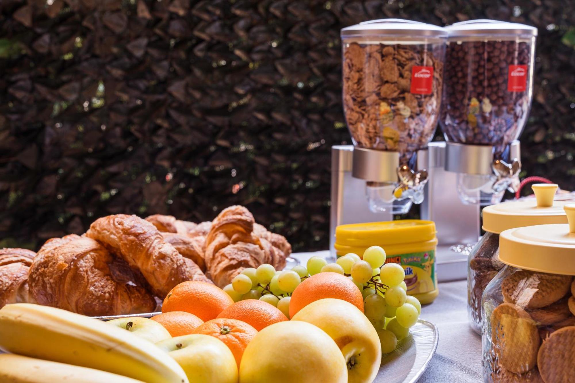 B&B La Corte And Home Restaurant - Free Parking - 10 Minutes To The Lake And Centre Комо Экстерьер фото