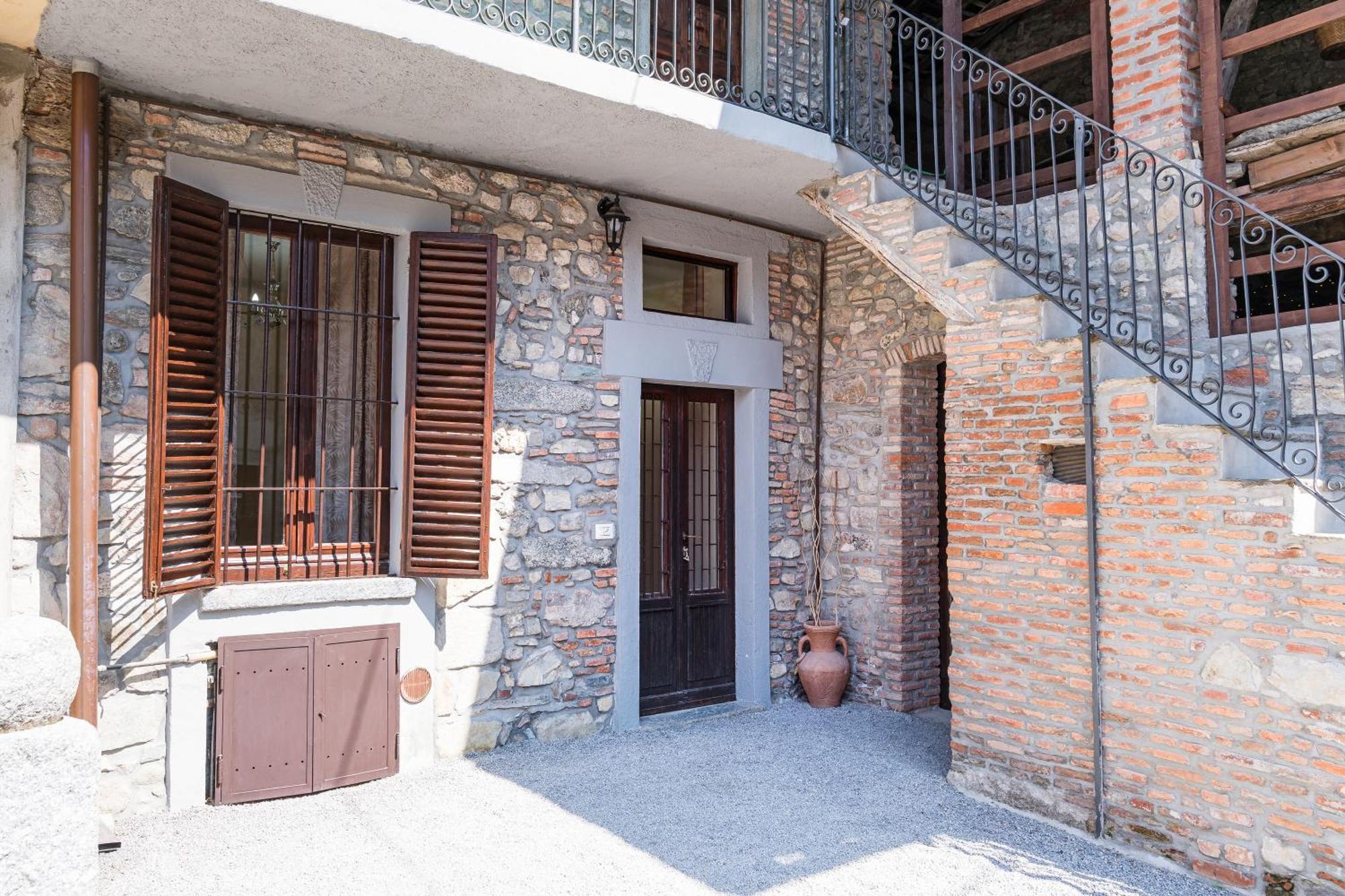 B&B La Corte And Home Restaurant - Free Parking - 10 Minutes To The Lake And Centre Комо Экстерьер фото